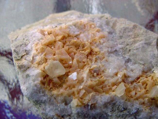 Dolomit, kalcit, kremen - Tratnik nad Idrijco - velikost kristalov do 5 mm, geode do 5 cm