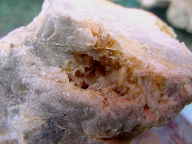 Dolomit, kalcit, kremen - Tratnik nad Idrijco - velikost kristalov do 5 mm, geode do 5 cm