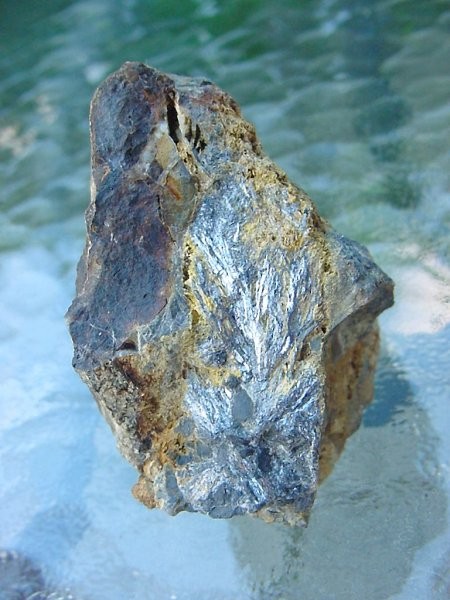 Antimonit, Sb oksidi - 7 x 4 cm - Keramos, Hios, Grčija - junij 2007
