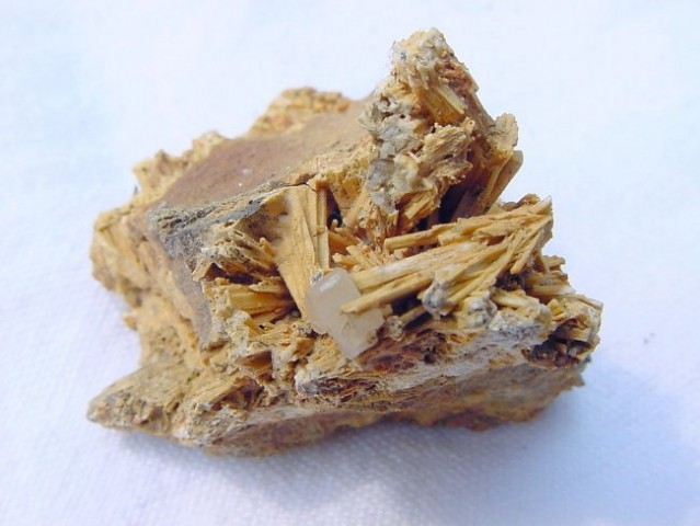 Antimonit, fluorit, Sb oksidi - 4 x 4 cm - Keramos, Hios, Grčija - junij 2007