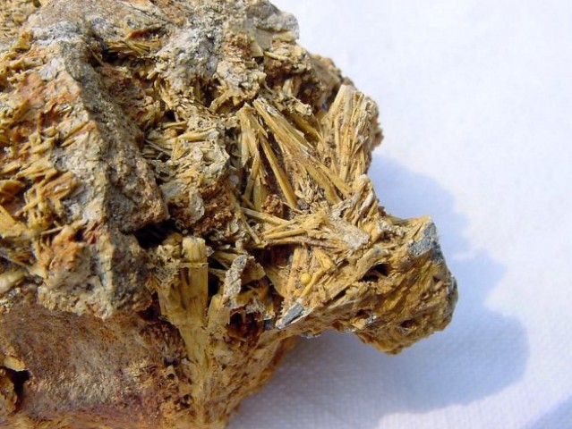 Antimonit, Sb oksidi, NN mineral - 9 x 6 cm - Keramos, Hios, Grčija - junij 2007 - detail 