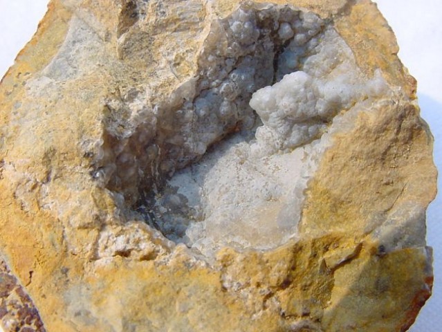 Geoda kalcedona - 7 x 5 cm - Mavra Volia, Hios, Grčija - junij 2007 - detail