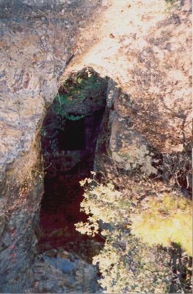 Vhod v rudnik antimonita - Keramos, Hios, Grčija - junij 2007