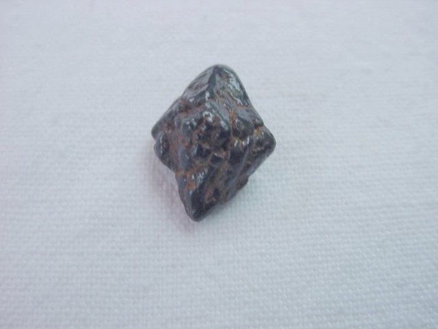 Pseudomorfoza limonita po oktaederskemu kristalu pirita - 15 mm - 2.stran - Ratitovec