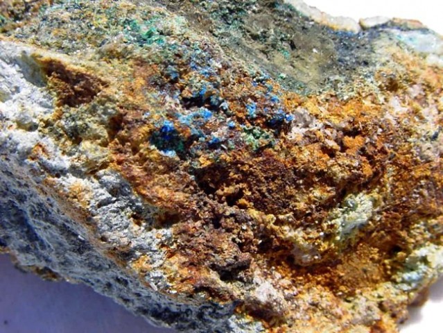 Halkopirit, sfalerit, pirit, kremen, malahit, linarit - 8 x 5 cm - Okoška gora, SLO - 25.0