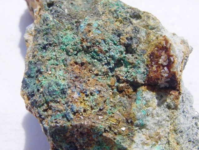 Kovelin, pirit, kremen, malahit, linarit, Cu oksidi - 4 x 3 cm - Okoška gora, SLO - 25.07.