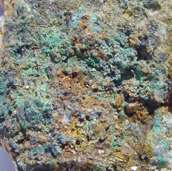 Kovelin, pirit, kremen, malahit, linarit, Cu oksidi - 4 x 3 cm - Okoška gora, SLO - 25.07.