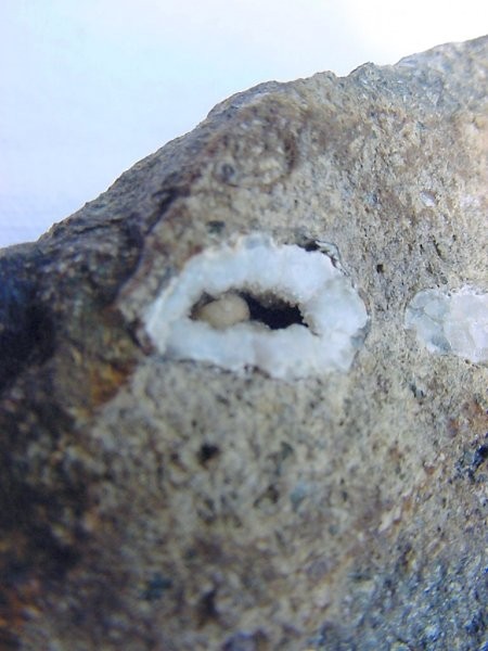 Kalcedon, kremen xx, NN mineral - geoda 15 mm - Smrekovec, SLO - detail 2 - 05.08.2007