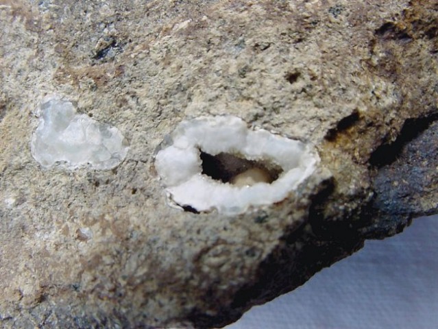 Kalcedon, kremen xx, NN mineral - geoda 15 mm - Smrekovec, SLO - detail - 05.08.2007
