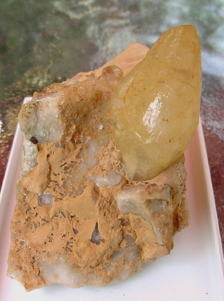 Kurja dolina - kristal kalcita velik  4 cm - 02.08.2007