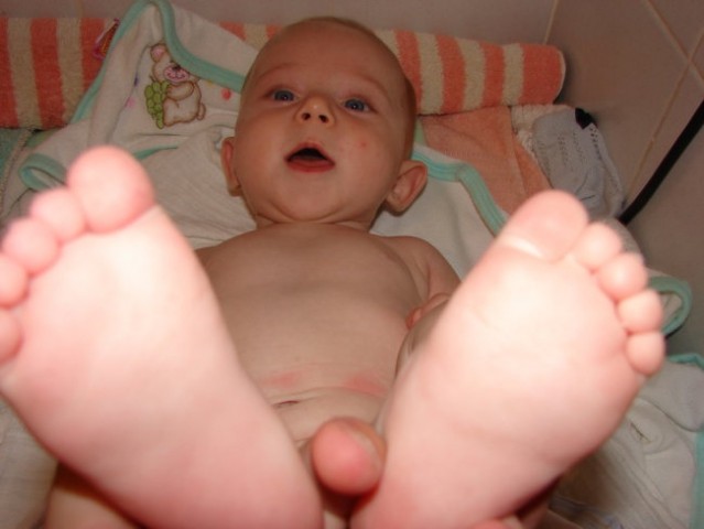 Moje noge, pa od mamice prst. hehe, a ste mislili, da je lulček?