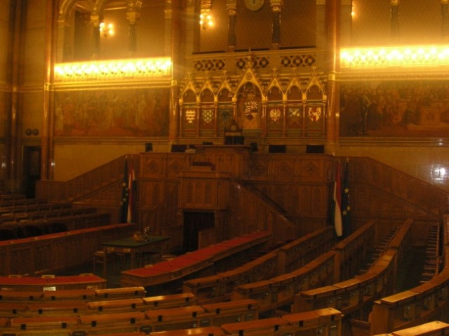 Parlament odznotraj