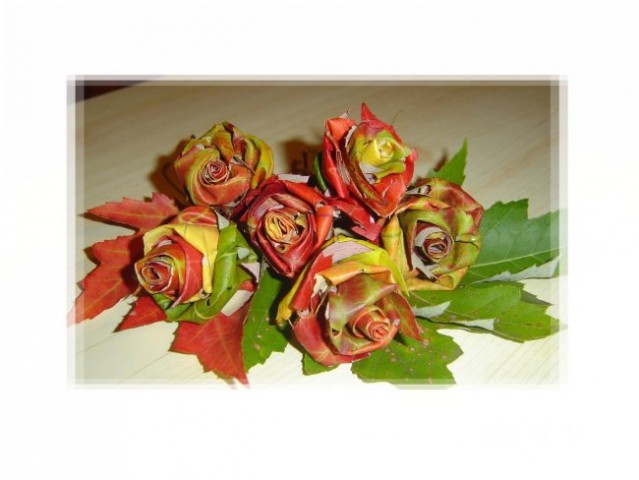 Vrtnice iz dozorelega listja platane, ideja dobljena tule: 

http://haha.nu/creative/how