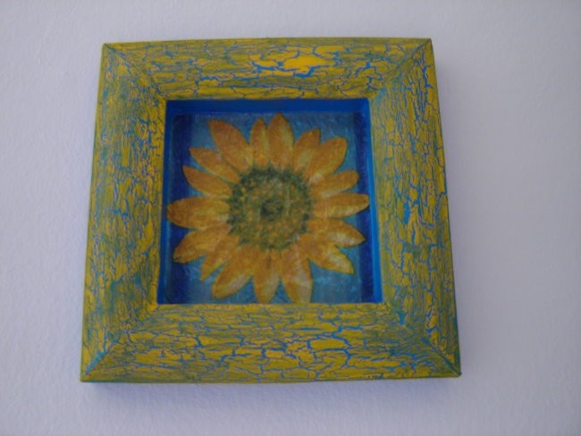 Okvir iz kartona,akrilna barva,pokajoč lak,v sredini servetek