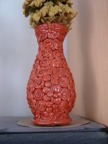 Steklena vazica ,okrašena s kačicami iz Das mase.