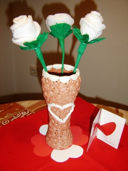 Steklena vazica, obložena z das maso, rože iz blazinic vate.