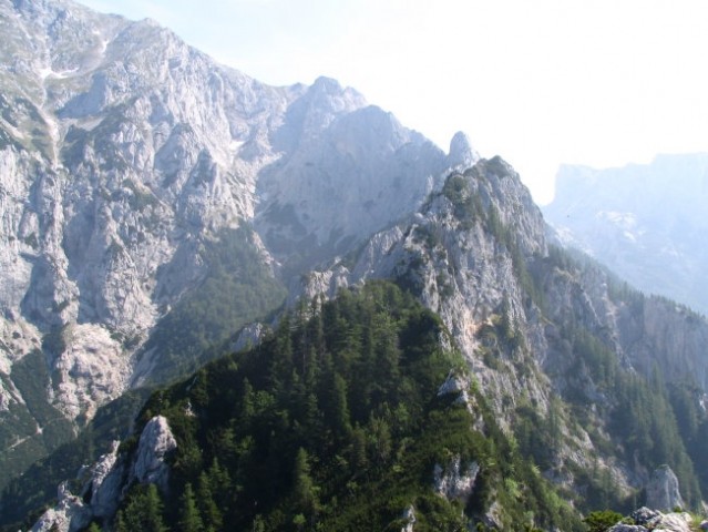 Pogled na Luškega Dedca (tam zadaj nekje je Srebrno sedlo, levo se dviga Planjava)