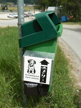 V Švici imajo na vsake 100m en tak smetnjak za pasje izstrebke, na njem je tudi slikovno n