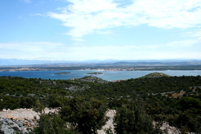 Pogled iz vrha Straže na Pašmanu proti Tkonu.