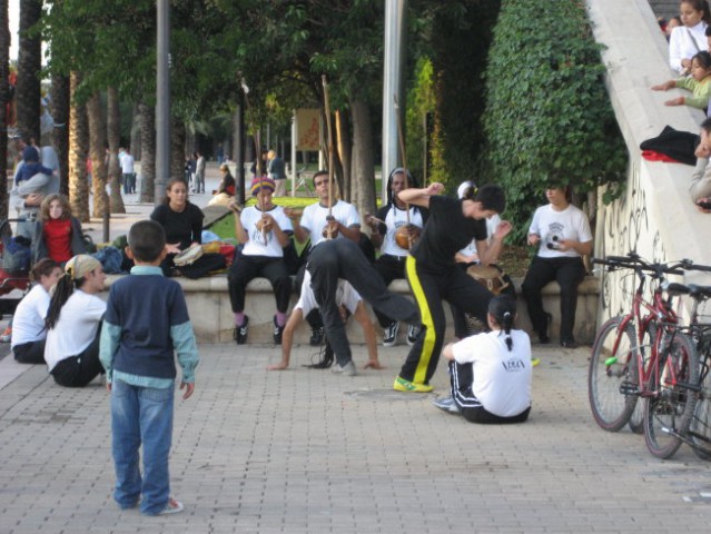 Capoeira kr v parku... 
Me je kr primlo, da bi sla zravn carat, ceprav nimam pojma. Model