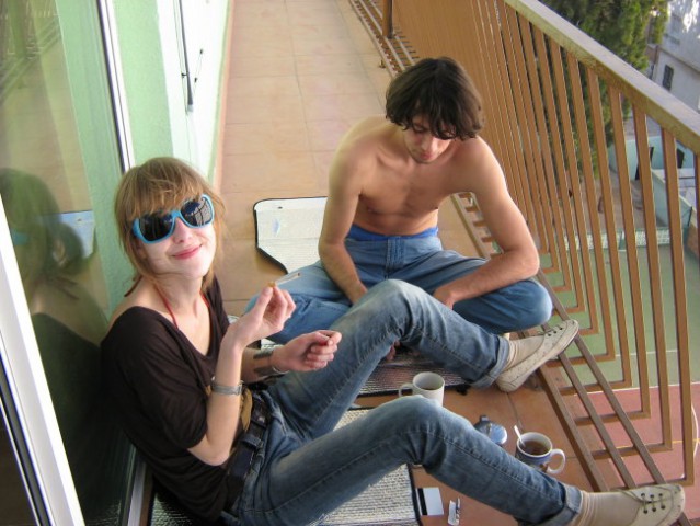 Tole sta Katja pa Grega na caju na njunem aftercu...pa sred januarja na mojem balkonu :)