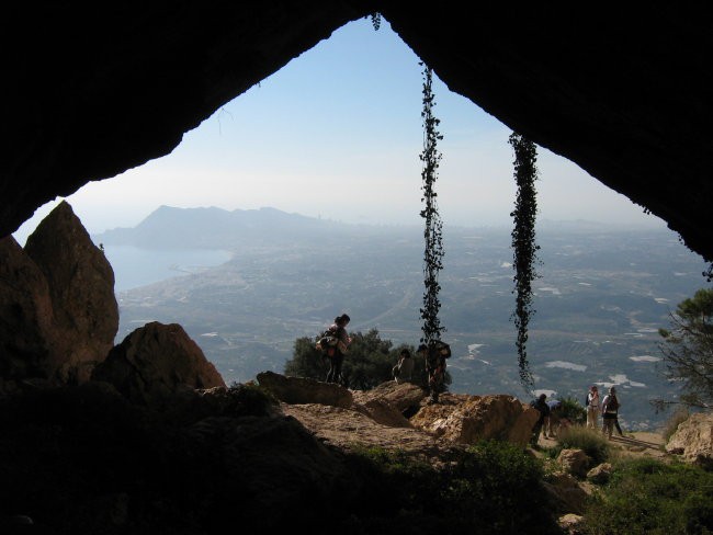 1000 metrov nad morjem, spodaj pa obala province Alicante