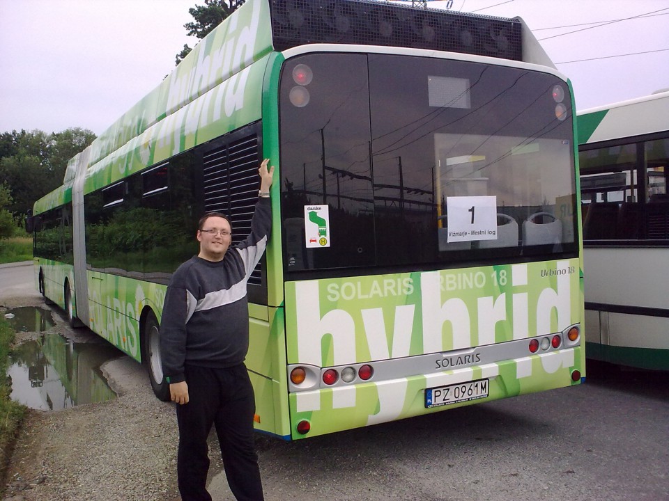 Brez sovoznika ne gre. :D