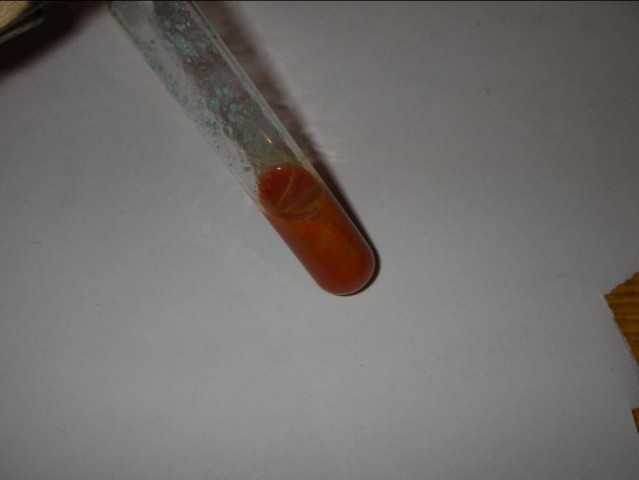 No to je pa končni produkt, bakrov (I) oksid (Cu2O), če je epruveta bakreno rjava je to vz