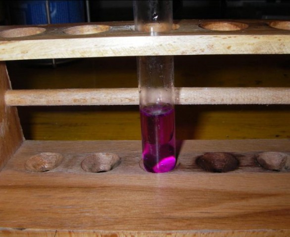 Opazimo, da se epruveta obarva rožnato vijolično, to je dokaz, da je bila snov aldehid, am