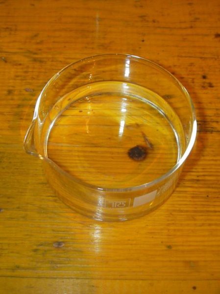 V čašo ali kristalizirko si napravimo alkalno raztopino, da jo bomo lažje pipetirali z ine