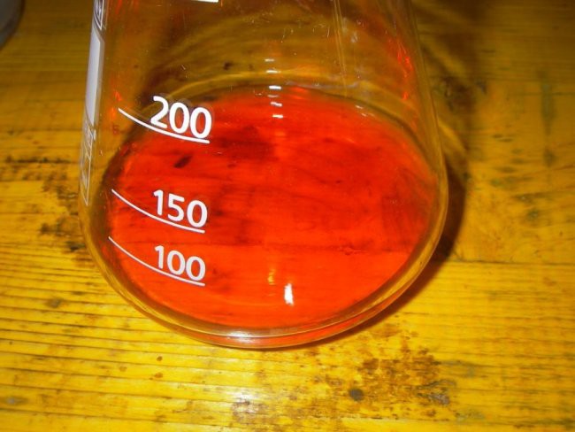 Dodamo indikator metil oranž, ki pokaže, da je v erlenmajerici prostna kislina.