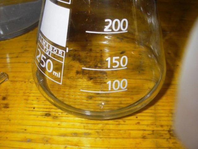 V erlenmajerico nalijemo nekaj ocetne kisline.