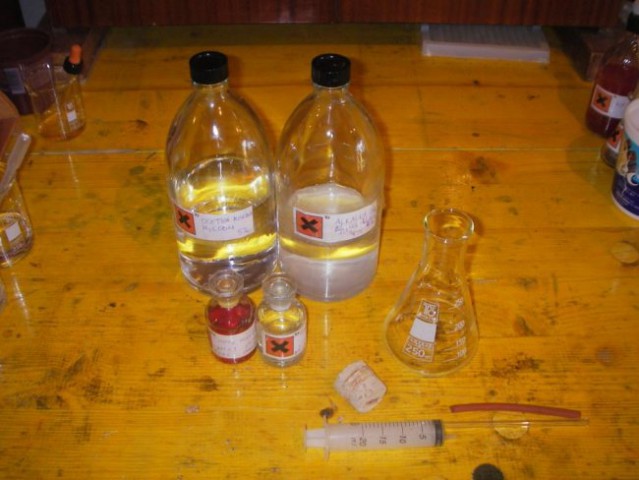 Oprema in pribor za preprosto titracijo: kislina (tukaj je bila uporabljena 5% ocentna kis