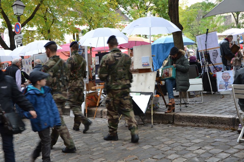 Montmartre, oboroženi vojaki spremljajo dogajanje