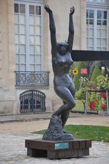 Meštrovićev kip pred muzejem Rodin3