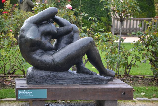 Meštorvićev kip pred muzejem Rodin