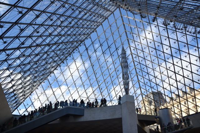 Piramida nad vhodom v Louvre