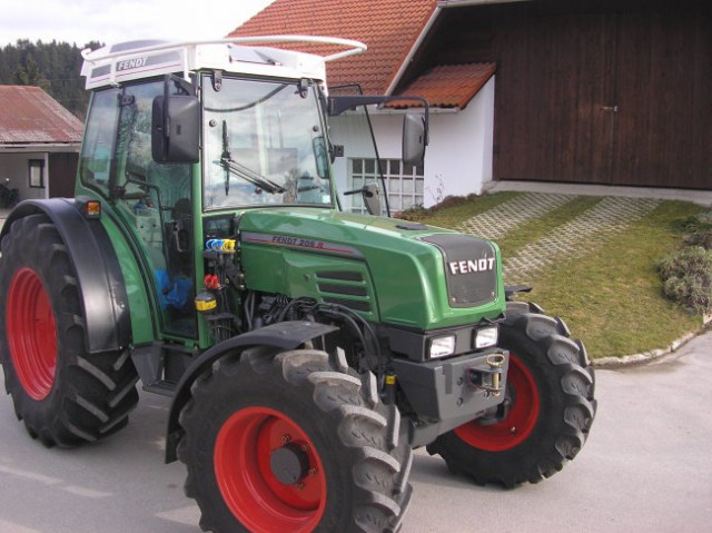 Traktorji in ostala kmetijska mehanizacija - foto