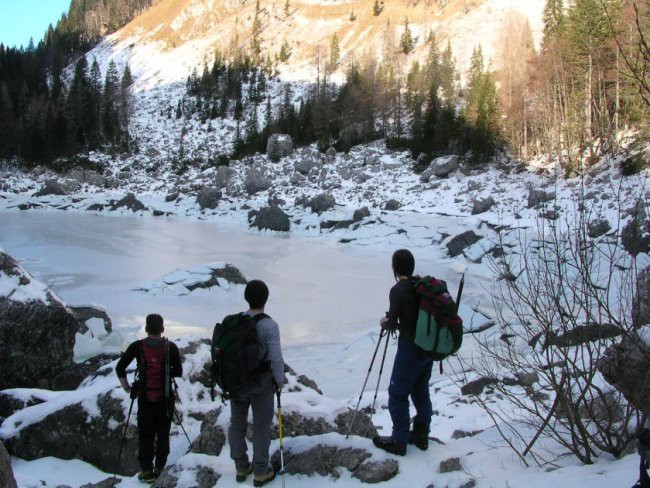 crno jezero s podmornico