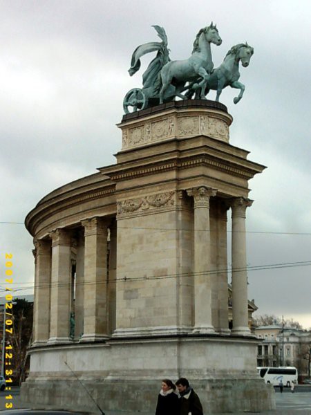 Trg herojev - obilica monumentalne arhitekture