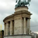 Trg herojev - obilica monumentalne arhitekture