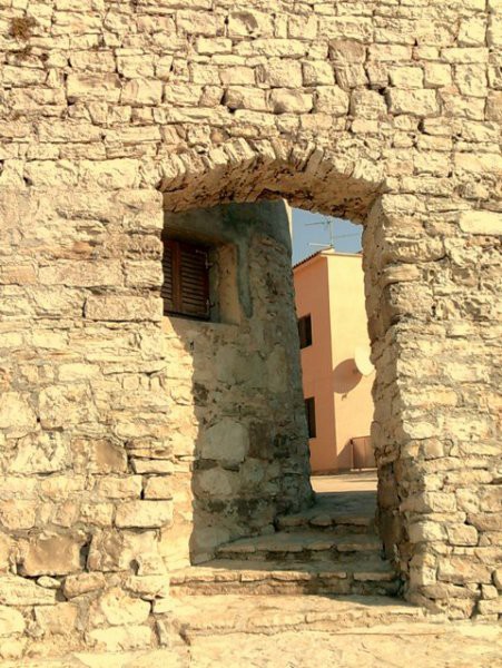 Vrata v mestnem obzidju - pametno - samo eden po eden