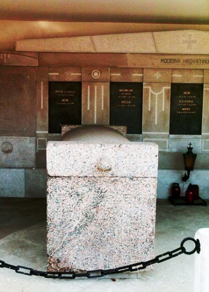 Sarkofag, ki ga je Lavrin poslal iz Egipta.