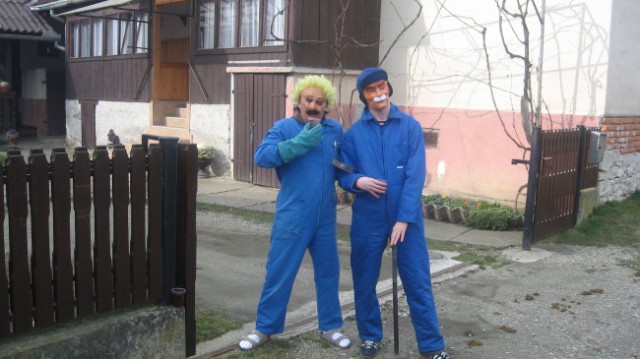 Oto in kosec pijeta na vejko pri strojaneh