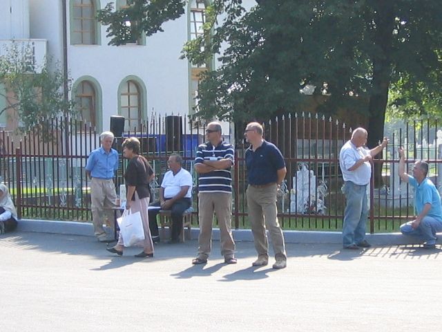 Pred džamijom u Gornjoj Puharskoj za vrijeme otvorenja džamije. Slika; Adis Kurtović