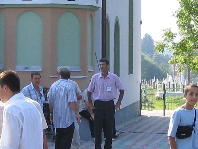 Pred džamijom za vrijeme otvorenja džamije. Slike; Adis Kurtović