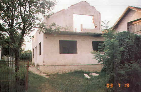 Ovo je  kućaMehe Karabašića (kod džamije) Koje su divljaci devastirali i pokrali kada su i