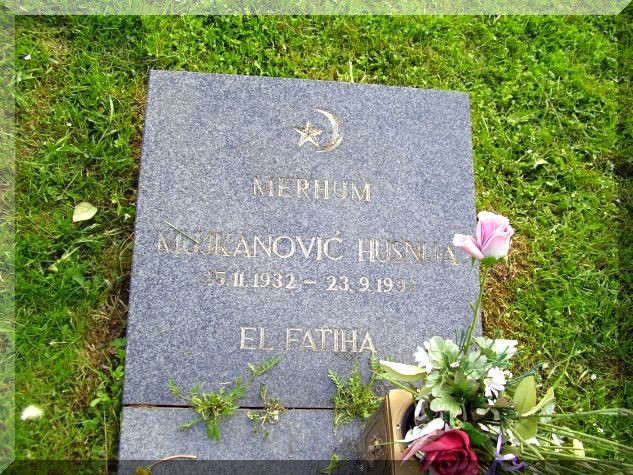 Spomen ploča-nišan Husniji Mujkanoviču na jeseničkom groblju. Husnija je zadnje dane agres