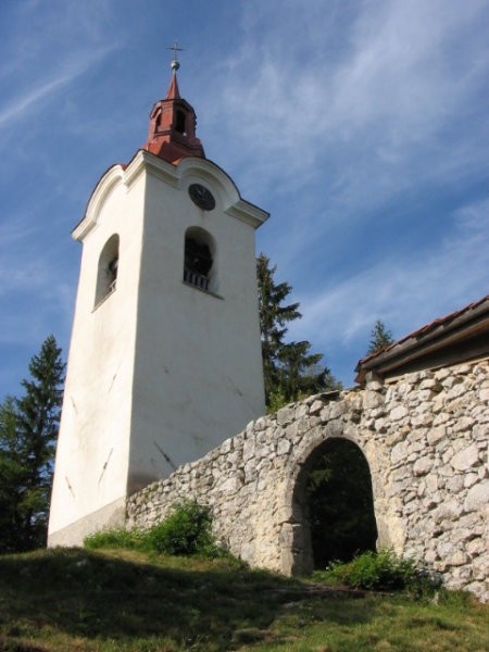 Zvonik z ohranjenim protiturškim zidom.