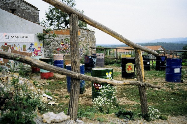 Instalacija udelezencev umetniške akademije, ki je potekala pred in med OIS-iado, z njo ni